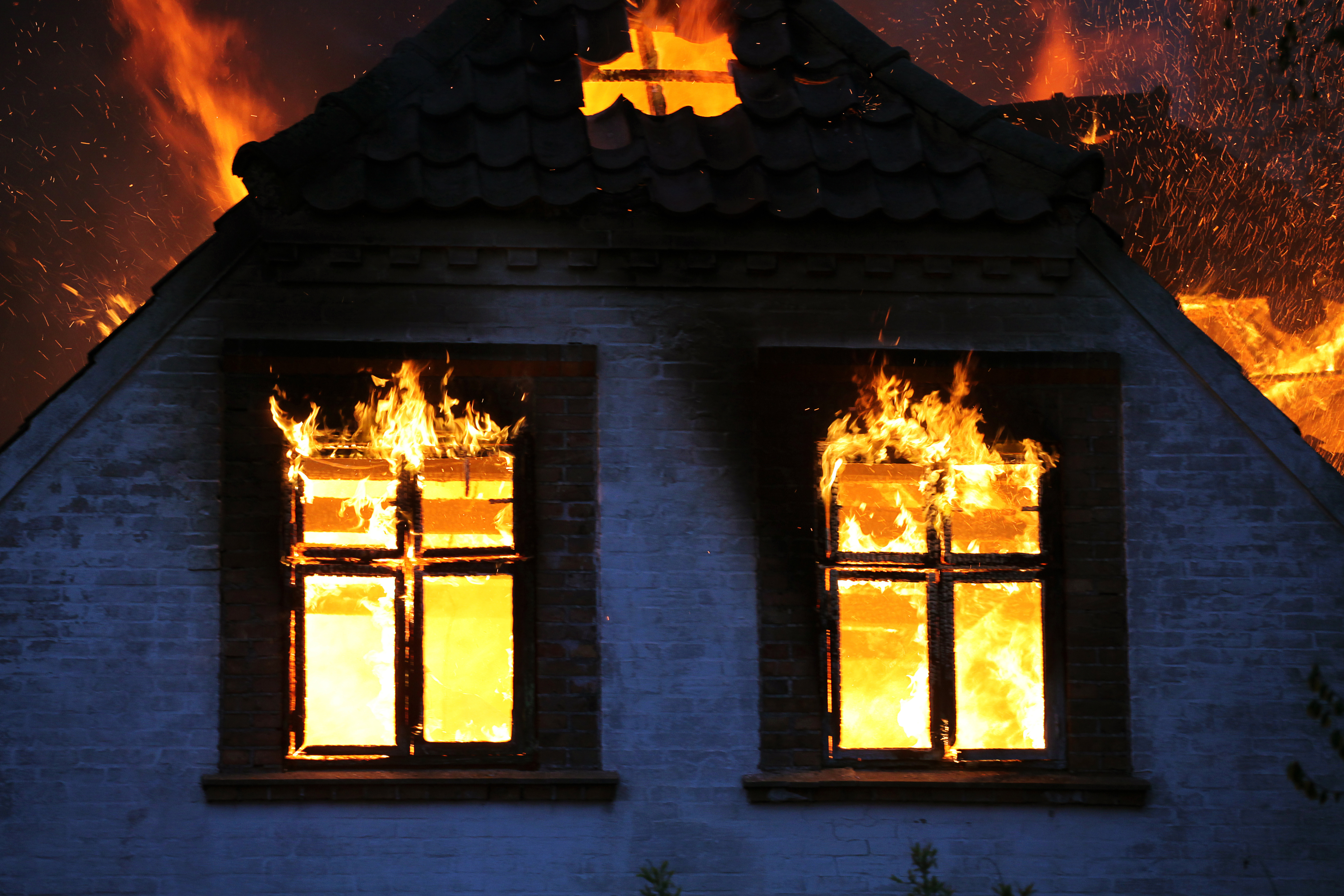В избах красным огнем. Дом в огне. Огонь в окне. Горящий дом. Дом с горящими окнами.
